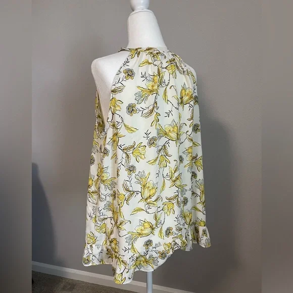 3/$20 Floral Blouse - Picture 4 of 5